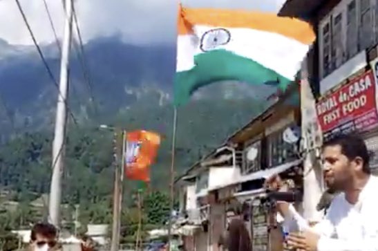 The most beautiful pic of independence day. Indian flag proudly hoisted and independance day celebrated at Pahalgam by BJP workers. #IndependenceDayIndia2020 #15August #IndependenceDayIndia