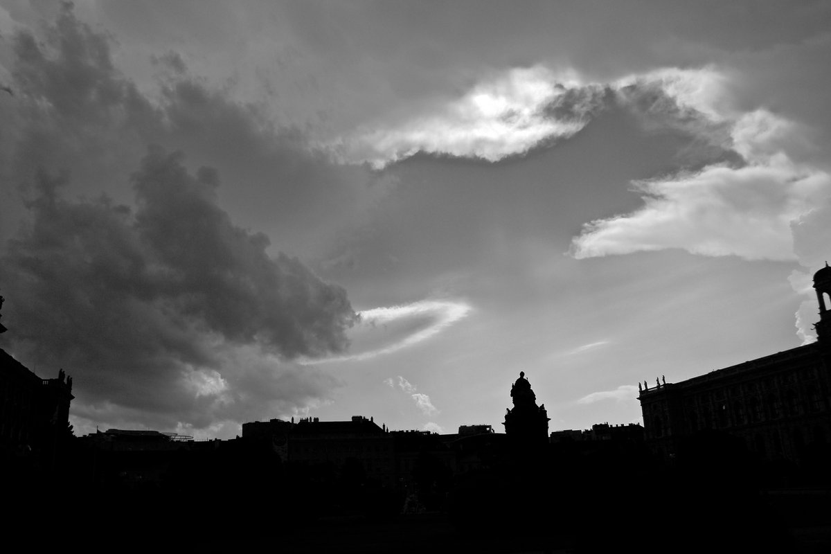 DrEveningstar's tweet photo. #museum #architecture #clouds #Vienna  #blackandwhitephotography #photograghy https://t.co/XdOSeErPil