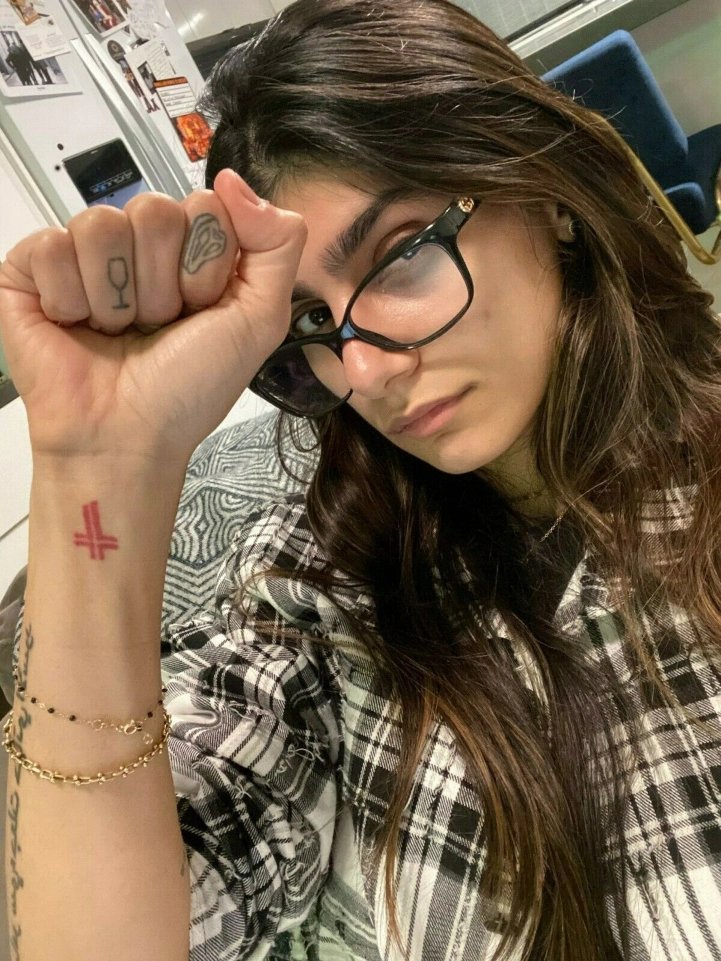 ShowbizAndNewz's tweet photo. 🔴❗️ Breaking: EX-PORN star @miakhalifa #MiaKhalifa has auctioned her "infamous" glasses to raise $100,000 for the #Beiru blast victims. https://t.co/ZrsYTVeocu