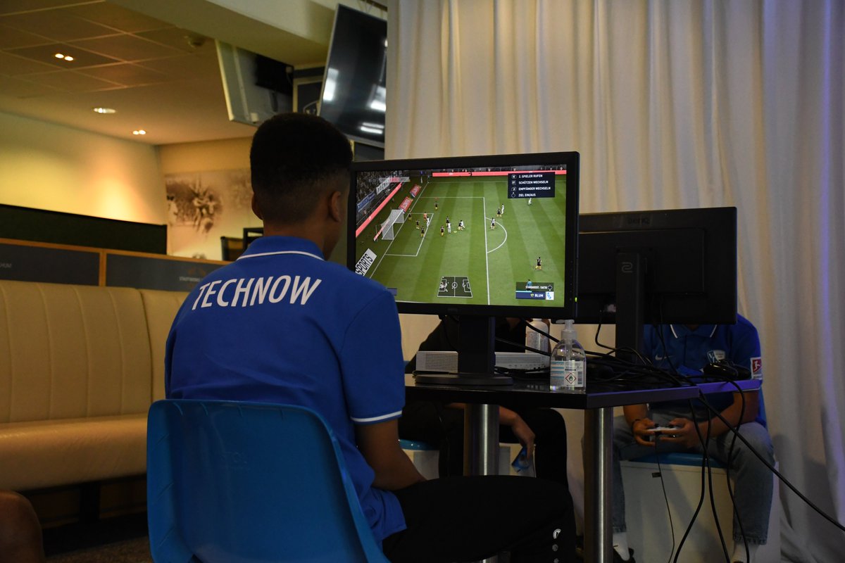 VfL1848eSports's tweet photo. Ein tolles Offline-Finale des eTalentwerk-Cups powered by @SparkasseBochum ist vorüber 🎮🔥 @Gianludinho17 hat sich in einem packenden Finale gegen David Technow durchgesetzt 👏 Glückwunsch an Gianluca und alle Teilnehmer für ein super Event 🙌

#ZeigDeinTalent #SpielDichInsTeam https://t.co/oEz3T4LQ2w