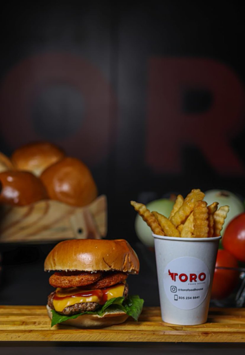 torofoodhouse's tweet photo. Que tu domingo tenga sabor a #ToroBurger 🤩
Aprovecha este día de descanso para pedir tu hamburguesa a partir de las 11:30 AM y vive la experiencia #ToroEnCasa 🍔

IG📱: @torofoodhouse
    🛵: @rappicolombia
    📲: 3052348841 (Whatsapp) https://t.co/Z1GwM3H5qQ
