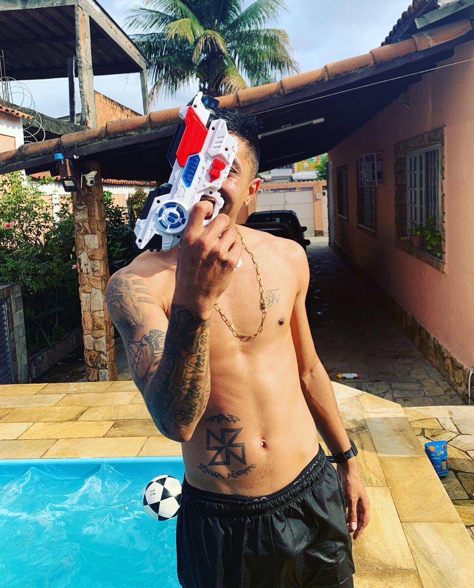LeandrooSchaar's tweet photo. As piranha trepa mas a glock não ... kkkkk https://t.co/xaDGHt1aOe