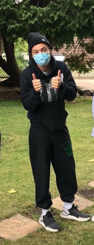 bestpicscouple's tweet photo. HARRY APARECIÓ, EL CONJUNTO, EL GORRITO, SU CARITA QUIERO ABRAZARLO https://t.co/Xmb1HjNGca