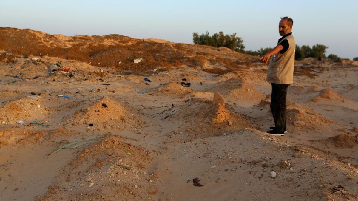 En dehors de toute considération politique, il faut saluer le travail d'humanité de ces personnes.Le "cimetière des inconnus" compte plus de 400 tombes.