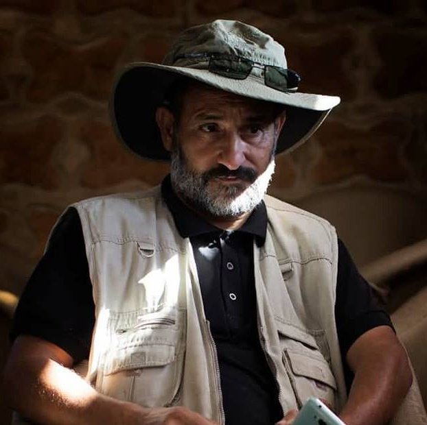 Cet homme s'appelle Chamseddine Marzoug, c'est un pêcheur tunisien.Son visage ne vous dit peut être rien mais Chamseddine est un héros.Il réserve son temps et son énergie à donner une sépulture décente a tous les migrants morts que la mer rejette sur les côtes tunisiennes.