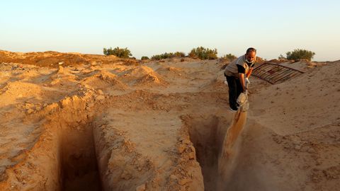 Avec lui, pas de politique.Il rejette toute forme de racisme. Il estime que tout être humain a le droit à une sépulture décente. Qu'ils soient noirs ou arabes, musulmans, chrétiens ou autres, le pêcheur tunisien met toute son énergie à enterrer dignement les personnes mortes.