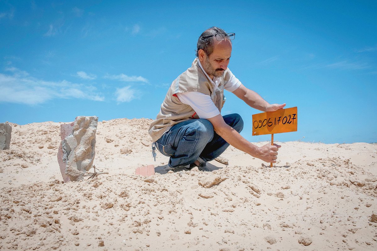 Les "tombes" ne portent pas de noms, pas de prénoms... Juste des numéros.Impossible de faire autrement car l'identité des personnes décédées n'est pas connue.C'est pour cela que Chamseddine se bat pour que des prélèvements ADN soient effectués sur les corps afin que (...)