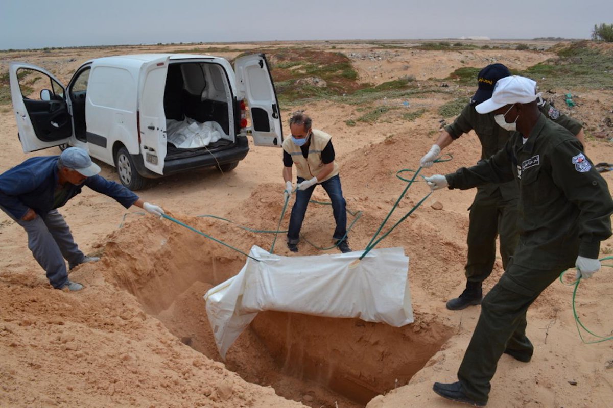 (...) leur proches puissent les retrouver un jour.Il se bat avec ses armes, avec ses propres ressources, avec quelques collègues etc.Après tant de corps repêchés, il dit ne jamais pouvoir s'habituer à la découverte des corps de petits enfants et à leurs enterrements...