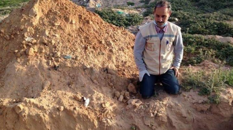 (...) leur proches puissent les retrouver un jour.Il se bat avec ses armes, avec ses propres ressources, avec quelques collègues etc.Après tant de corps repêchés, il dit ne jamais pouvoir s'habituer à la découverte des corps de petits enfants et à leurs enterrements...