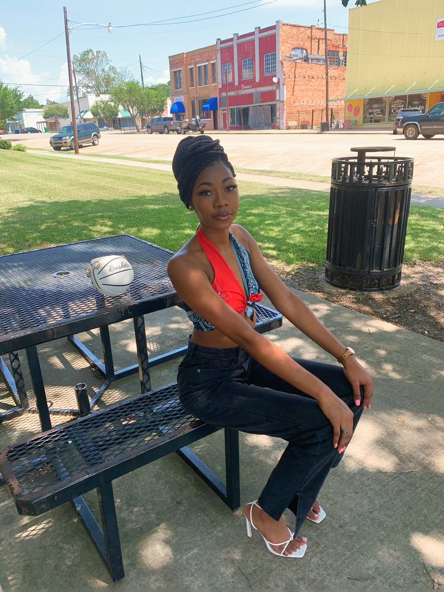 __kween_'s tweet image. I’m a whole catch, but you can’t catch me