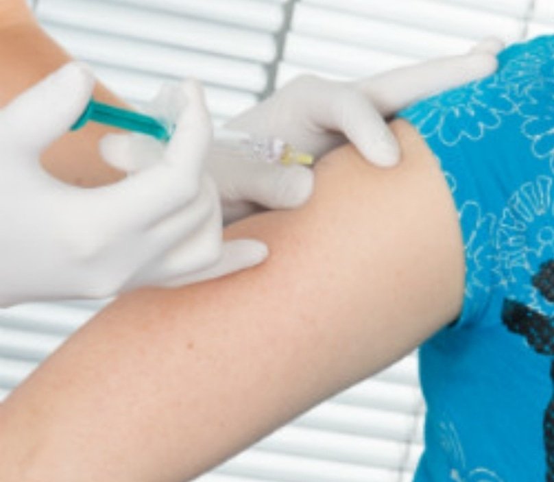 While school is starting 100% online on Monday, immunizations are still required by the state to be up to date for all students! You can find a list of Immunizations Clinics on our website here: buff.ly/3axl76H.💻📚💉👍🏻#FresnoUnified #Immunization #IAmReady