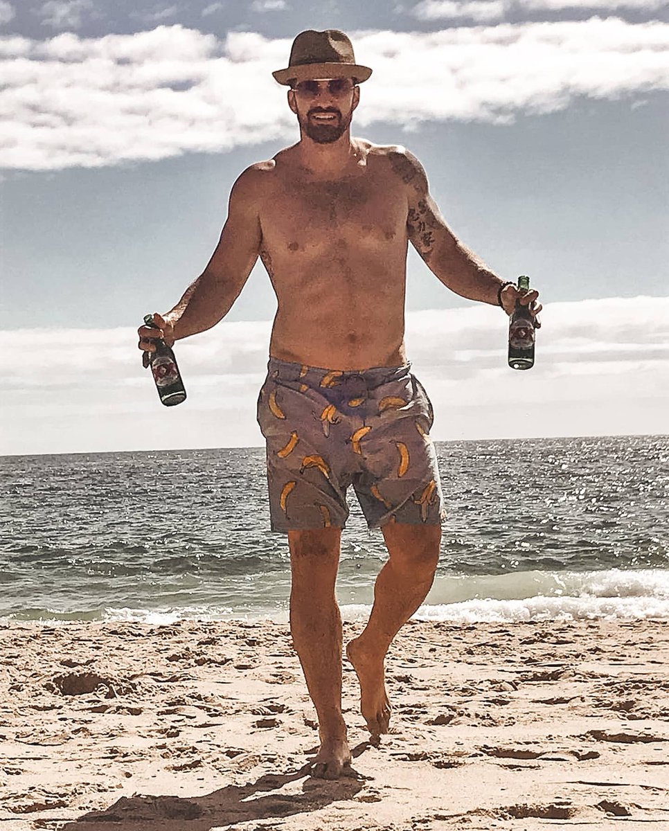 johnnybananas's tweet photo. The key to staying balanced is having a beer in each hand 🍺🍺 #DosDosEquisPorFavor #SundayFunday https://t.co/blptzGzkMq