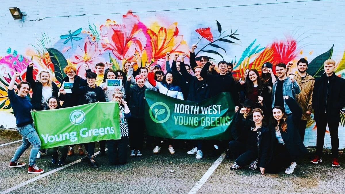 It's taken a while to write this thread but huge shout out to our outgoing  @YoungGreenParty Exec!  @thomashazell1,  @mj_hull,  @TreenaSib,  @Eco_Ty,  @georgiezo,  @nettle_alex,  @beccavane,  @NannetteY_95 - comrades, it's been truly awesome! And  we did SO much! 