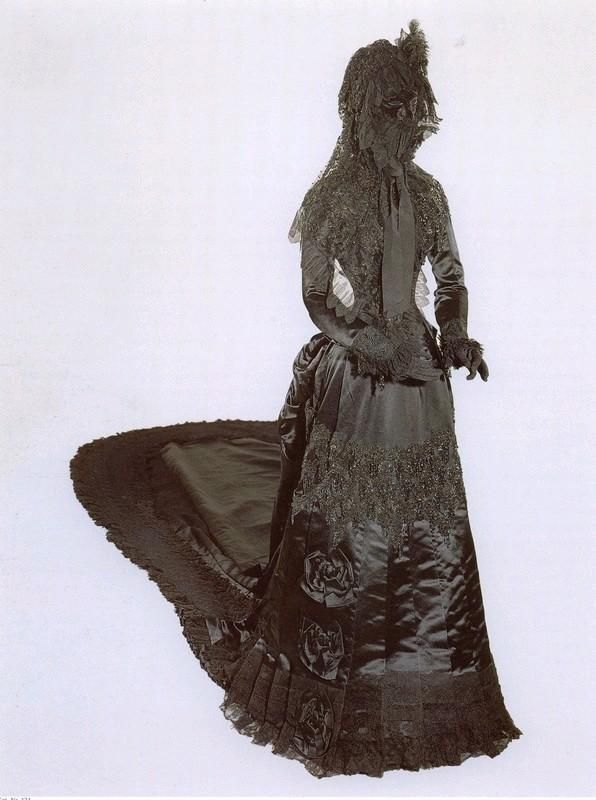 After Rudolf's death she was thought to have dressed only in black for the rest of her life. She wore long black dresses that could be buttoned up at the bottom, and carried a white parasol made of leather in addition to a concealing fan to hide her face from the curious.