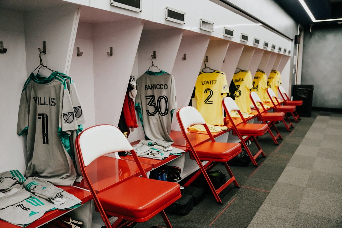 Gold team is ready to go. 

Score predictions for tonight? 

#EveryoneN #DALvNSH