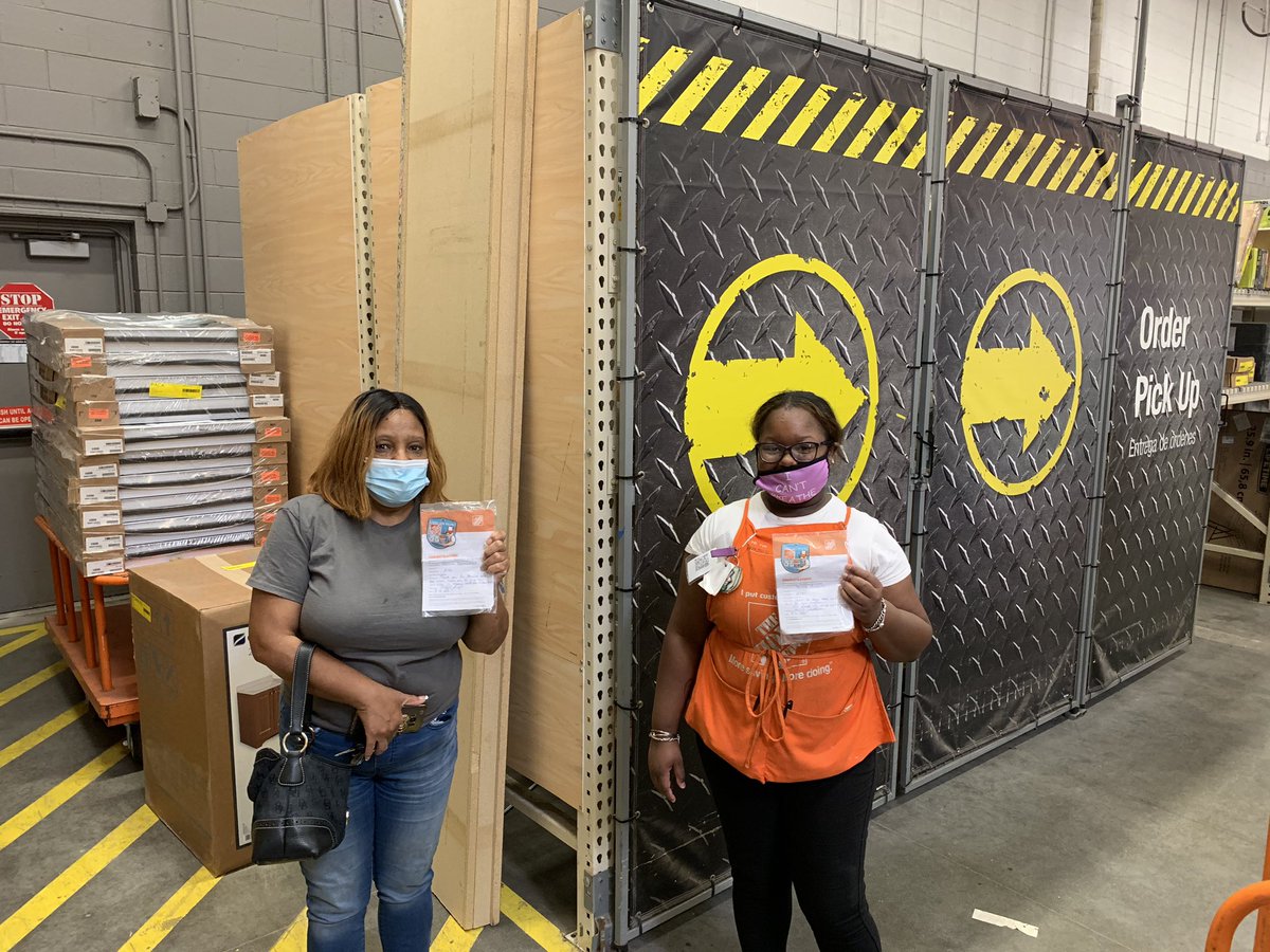 These ladies right here rocking out at the service desk with the customer praise. Thank you ladies building that special connection with our customers.  Keep up the good work!!!!!