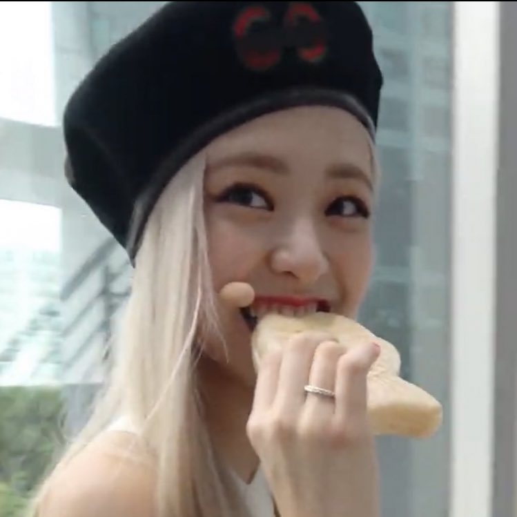 Iittleyuna's tweet photo. nom nom 
#YUNA #유나 https://t.co/96LfaToNqi