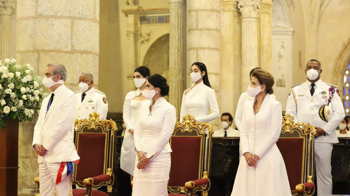 Presidente @LuisAbinader, la primera dama y la vicepresidenta  @RaquelPenaVice, junto a otras autoridades. #EstamosCambiando, image size:1200x673