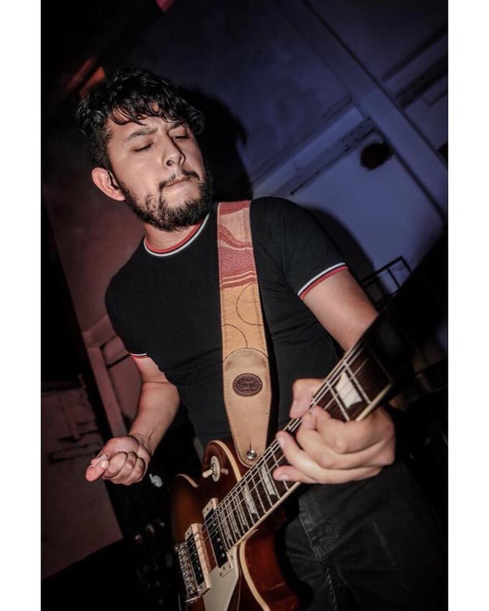 ¡Amigos!
Hoy es cumpleaños de nuestro Guitarrista y amigo, Iván Lerma (LermaToy) vayan a felicitarlo🎉🎂🎸🚀