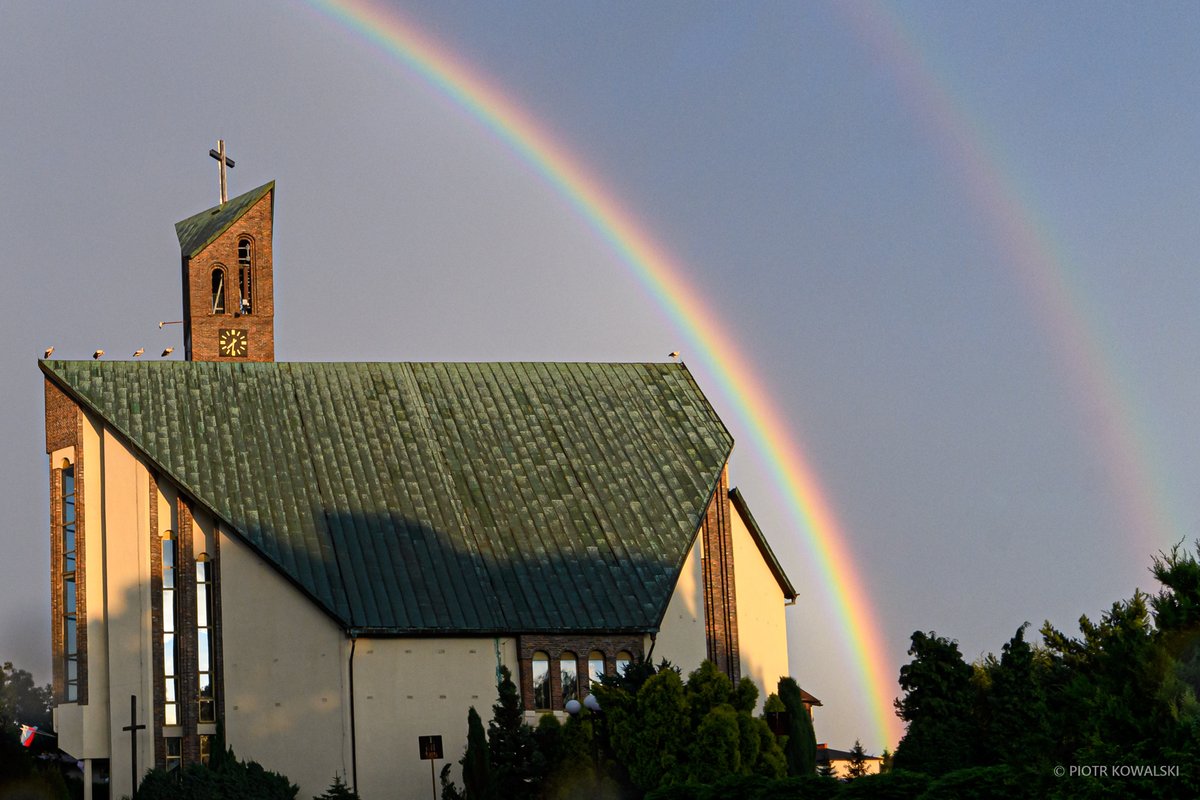 Zrobione przed chwilą w Lędzinach. Podwójna tęcza nad kościołem Św. Anny. Dopiero po chwili zauważyłem, że na dachu siedzi PIĘĆ bocianów, z czego jeden wyraźnie izoluje się od reszty. Jeśli to nie jest jakiś znak, to nie wiem, co nim jest.