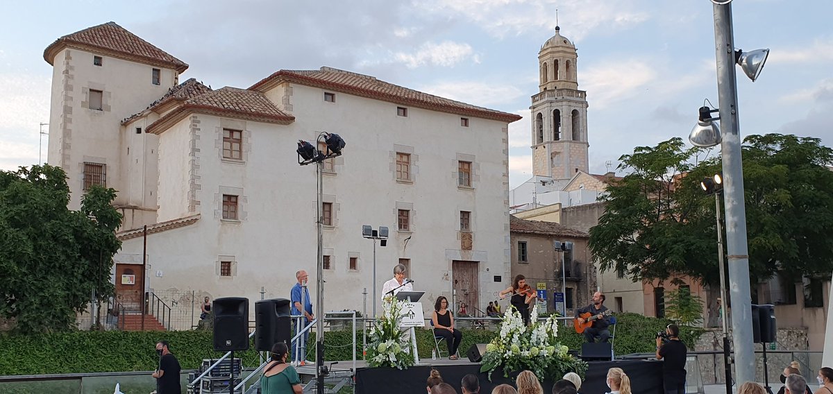 ajcubelles's tweet photo. 🖤🗣 Les membres del GT del Casal de Cultura de #Cubelles, Angie Raspall i Montse Antó, reciten els poemes 'Dolors' i 'Parlem de tu', de Miquel Martí i Pol #usrecordem https://t.co/qJF306F8Q5