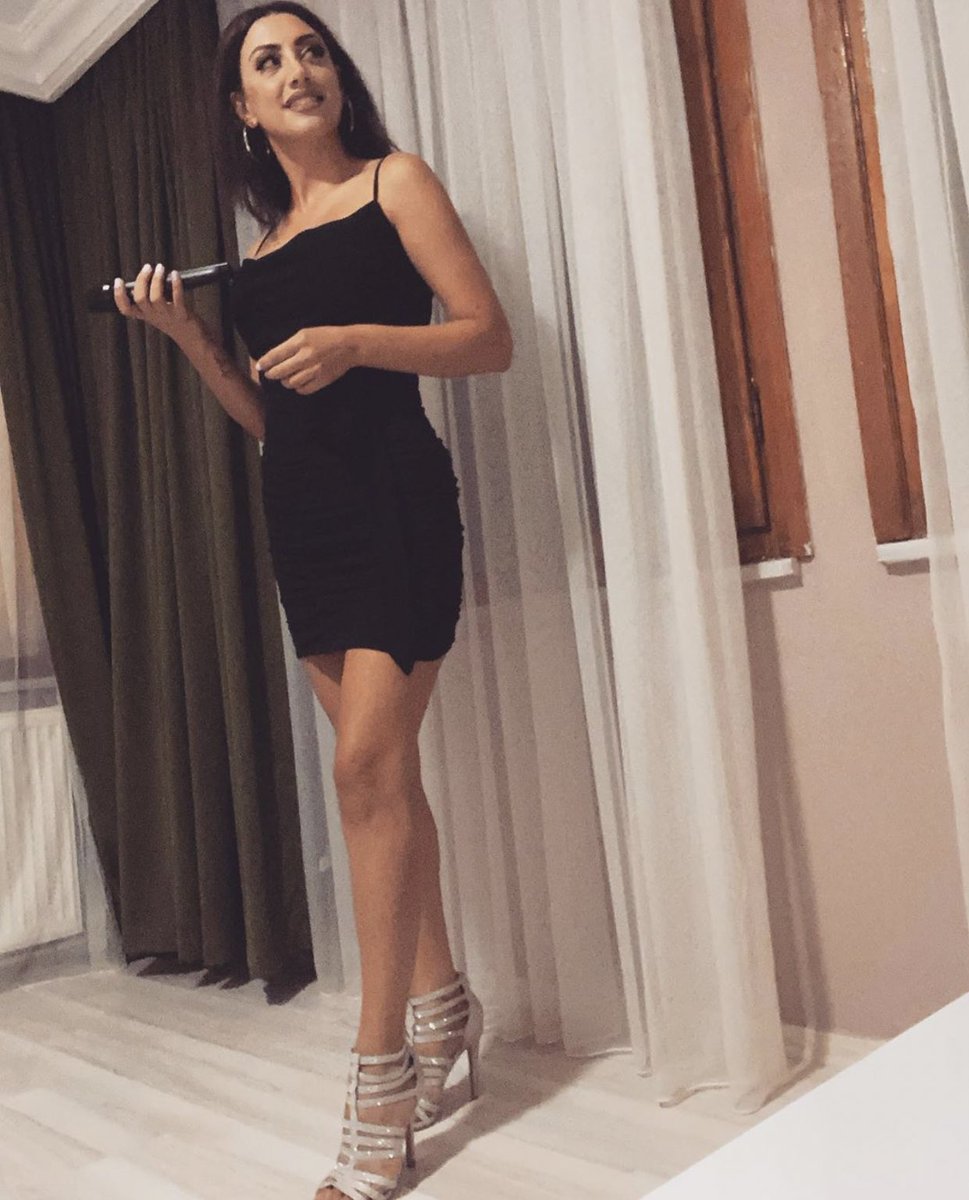 cnsyyu's tweet photo. Aylar sonra sahneye çıkmak,şarkı söylemek,beni dinleyenleri tekrardan görebilmek o kadar iyi geldi ki 😍 o zaman geri dönüşüme bütün kadehler 🥂 #liyakuşumdanilkayrılış #sahnezamanı https://t.co/lVyG1TKwLA