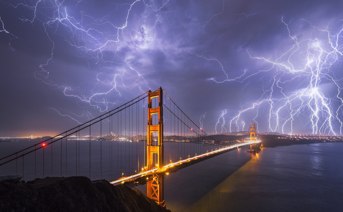 SF Bay Area is having an impromptu light show...come on over....😶