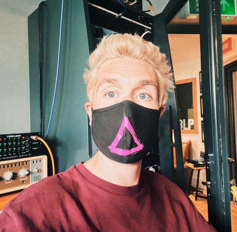 BastilleBrasil's tweet photo. Se tiver que sair, vai de máscara! ❤️

Tem novos produtos disponíveis na loja oficial do Bastille! https://t.co/igBBV0MX7u https://t.co/oBGcFwGvfn