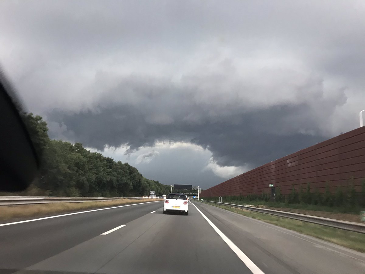 Ca 20.00 uur rijdend op A1 bij Vathorst. Tien minuten later is het slalommen langs takken en omgevallen bomen op Hessenweg. #onweer #midden-nederland