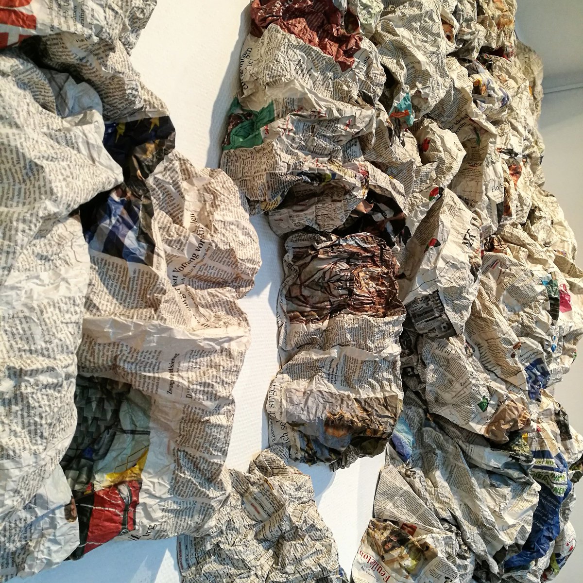AlmyraWeigel's tweet photo. #AlmyraWeigel
Es dreht sich alles. Zeitungspapier. #Installation #performance https://t.co/xxyF5tlT1F