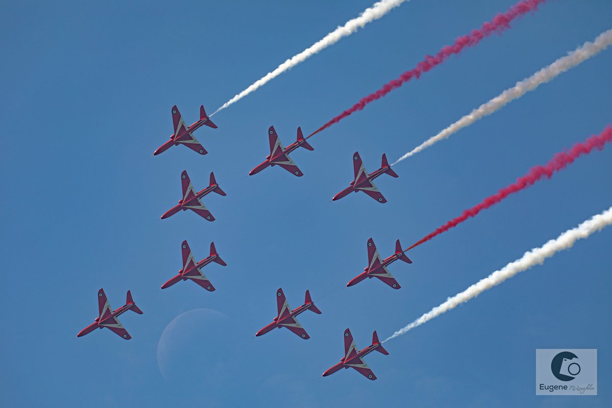 I was very fortunate to be staying in sunny Rhosneigr when the legendary Red Arrows paid a visit to practice for #VJDay75 

More 📸 awaythelads.com/red-arrows

<a href="/RAF_Valley/">RAF Valley</a> <a href="/rafredarrows/">Red Arrows</a>  <a href="/RafPhotog/">RAF Photographer</a> #TeamValley  <a href="/VisitAnglesey/">Visit Anglesey</a> <a href="/BBCWales/">BBC Wales 🏴󠁧󠁢󠁷󠁬󠁳󠁿</a> <a href="/WalesOnline/">WalesOnline 🏴󠁧󠁢󠁷󠁬󠁳󠁿</a> <a href="/NorthWalesChron/">North Wales Chronicle</a>