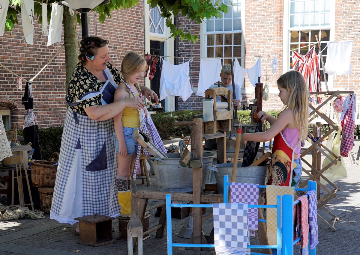 Vakantietip voor deze woensdag: Leer wassen van echte waschvrouwen en haal je waschdiploma! Met gezellige spelletjes en reuze zeepbellen op het voorplein en spetteren in de binnentuin. Woe 19 aug 12-16 uur, kosten € 2,50. @culemborgklopt #culemborg #kidsproof