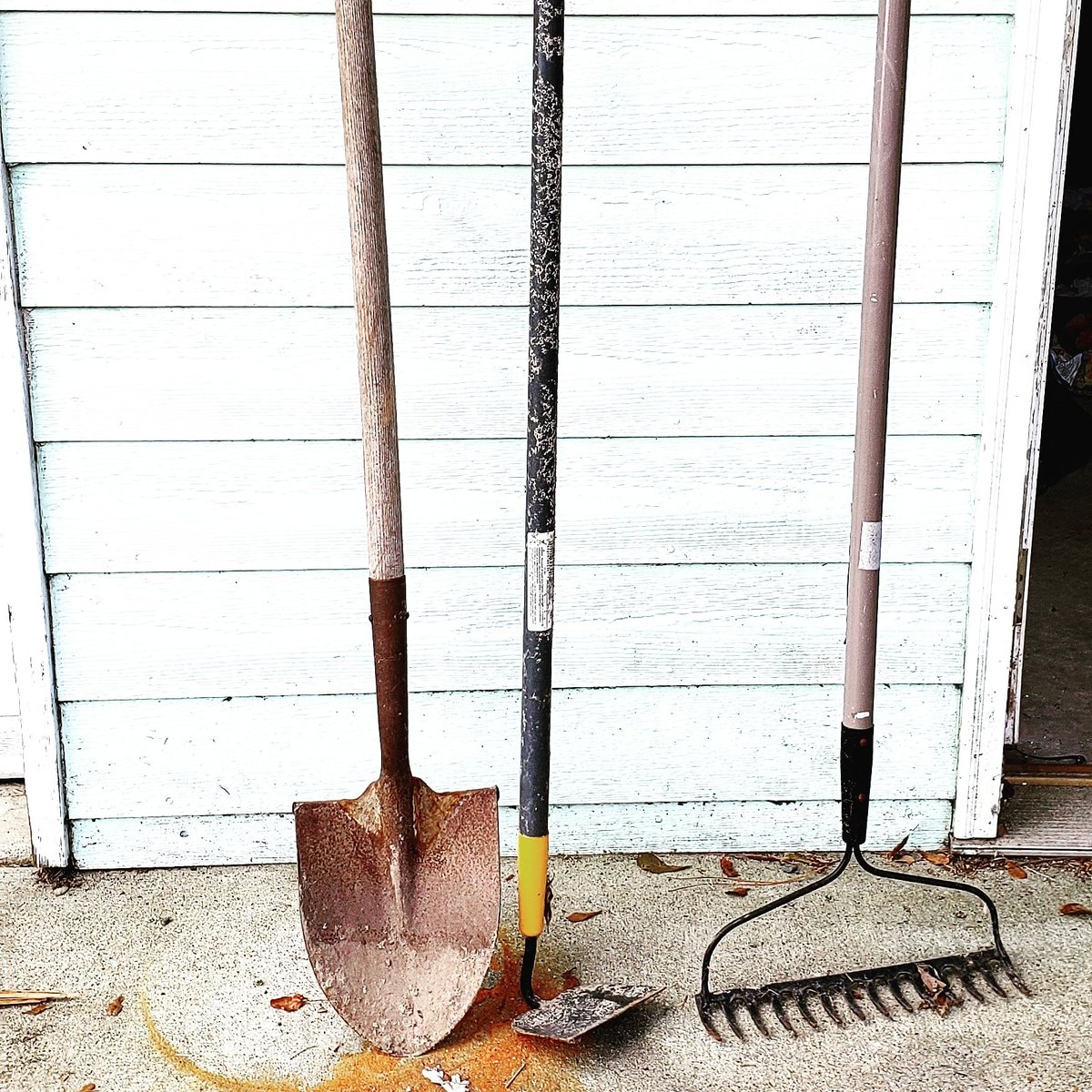 Was getting a ton done 💪until a thunderstorm ⛈ decided I needed a break 😂 inside I go for more packing 📦

#craftycoffeemomma #girlpower #yardwork #landscaping #mompower #shovels #gardens #gardenfacelift #gardening #gardeninglife #tips #outdoortips #help #helpful #outdoorlife