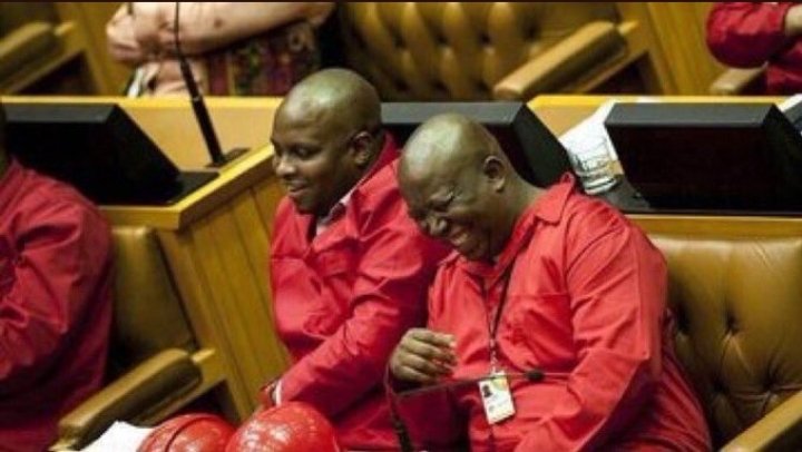 Cellular_jnr's tweet photo. She's losing both the main guy and the side guy at the same time... The buhlunguz don't phel yazi 🤣🤣😂 #Uyajola99Sundays https://t.co/aqQLXrFIKg
