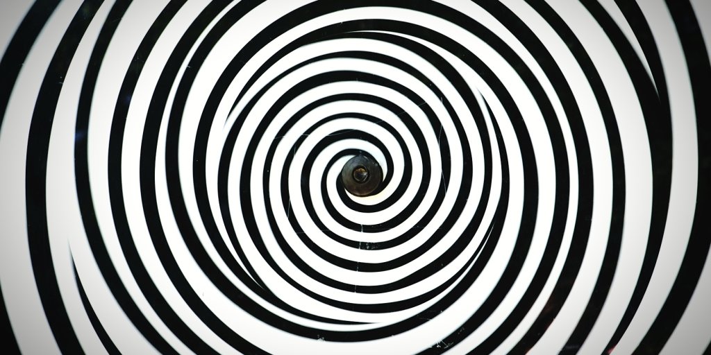 Psychology of Hypnosis:5 Secrets of Subconscious PersuasionIf you want to get anywhere in life, you need to be persuasiveToday, I want to teach you 5 ways you can use the power of hypnosis to persuadeNo gold pocketwatch required - you only need words![A THREAD] 