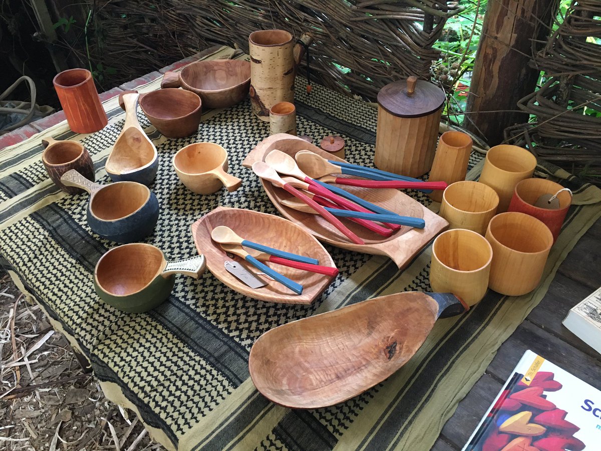 a great mix of hands-on making alongside demonstration of technique at appropriate moments throughout the day.. plus the opportunity to get to grips with a whole heap of tooling to try out along the way.. possibly a few books worth hinting for too..  #KuksaCarving  #SundayFunday 