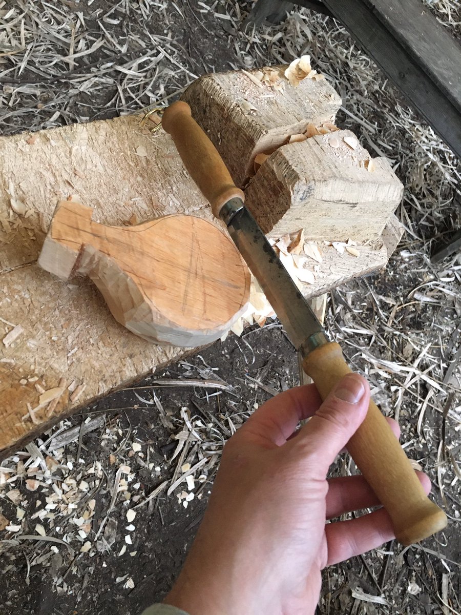 it doesn’t take too long to turn that original lump of Alder into something vaguely  #Kuksa-like.. and there isn’t a need for massive tool list to get you there.. good to get some axe practice in before switching it up with the knives and gouges.. time to hollow out this thing..!?