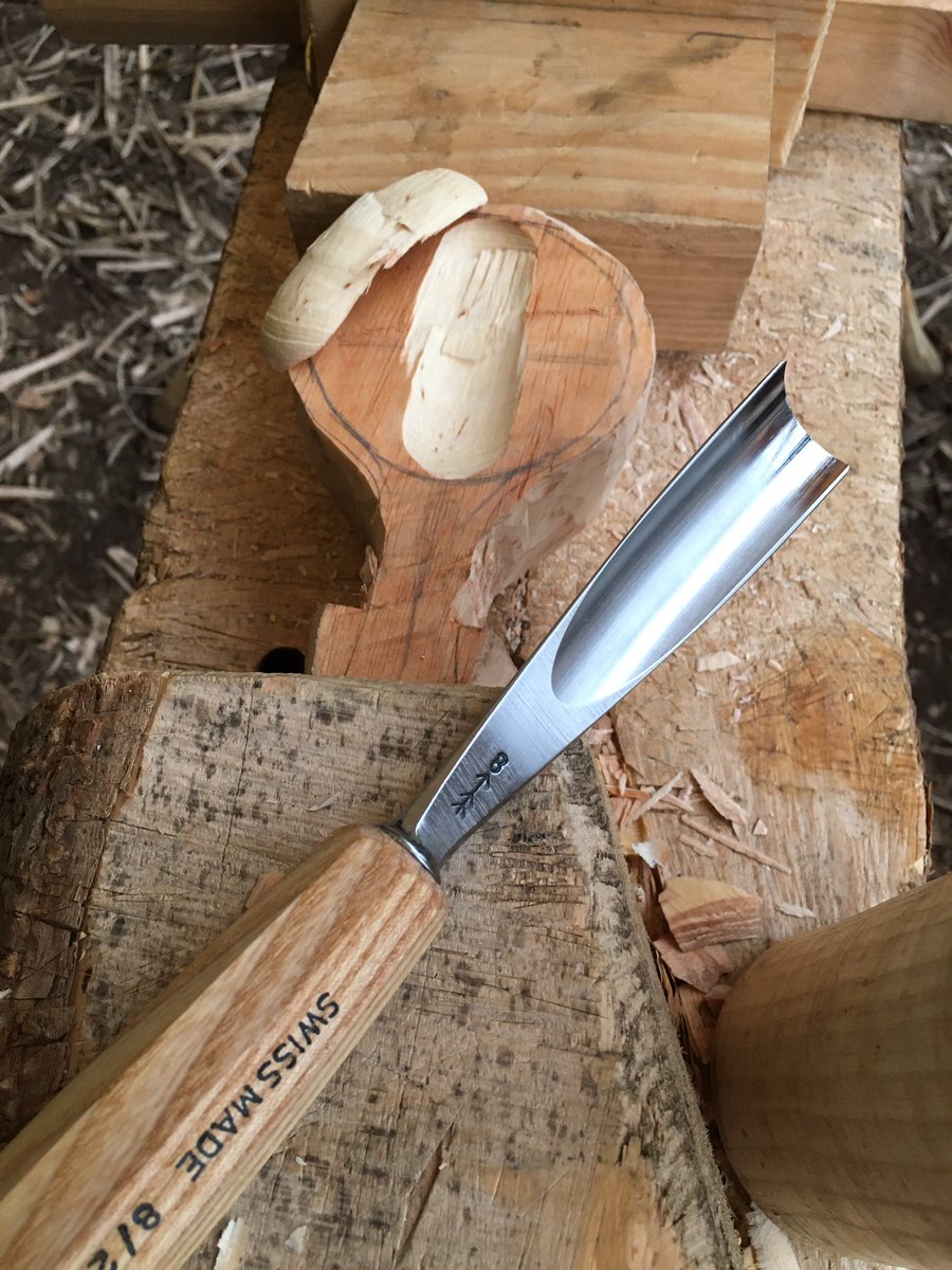 it doesn’t take too long to turn that original lump of Alder into something vaguely  #Kuksa-like.. and there isn’t a need for massive tool list to get you there.. good to get some axe practice in before switching it up with the knives and gouges.. time to hollow out this thing..!?