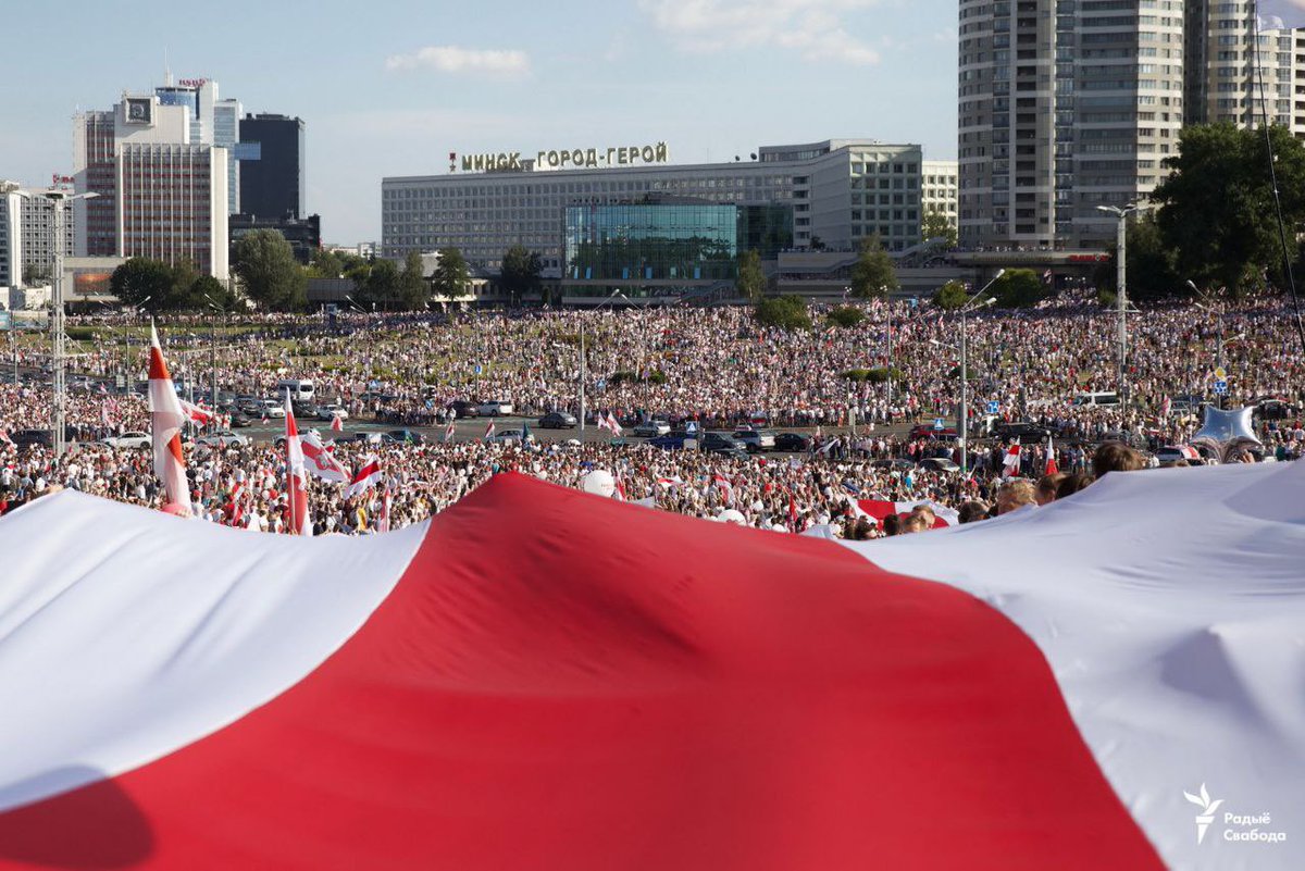 After historic protests, the atmosphere in Minsk and nearly all Belarusian cities is deservedly euphoric. But as someone who watched the Maidan-protests and Ukraine closely, I say lets not get carried away too early. The despot still controls the security forces. /1