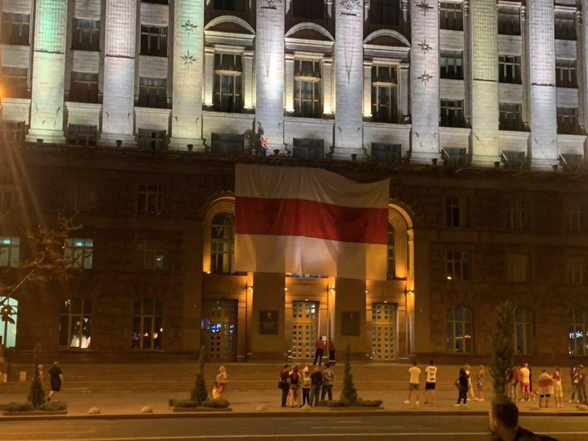 The city council building in Kyiv 'organically' puts up the opposition flag of Belarus...
