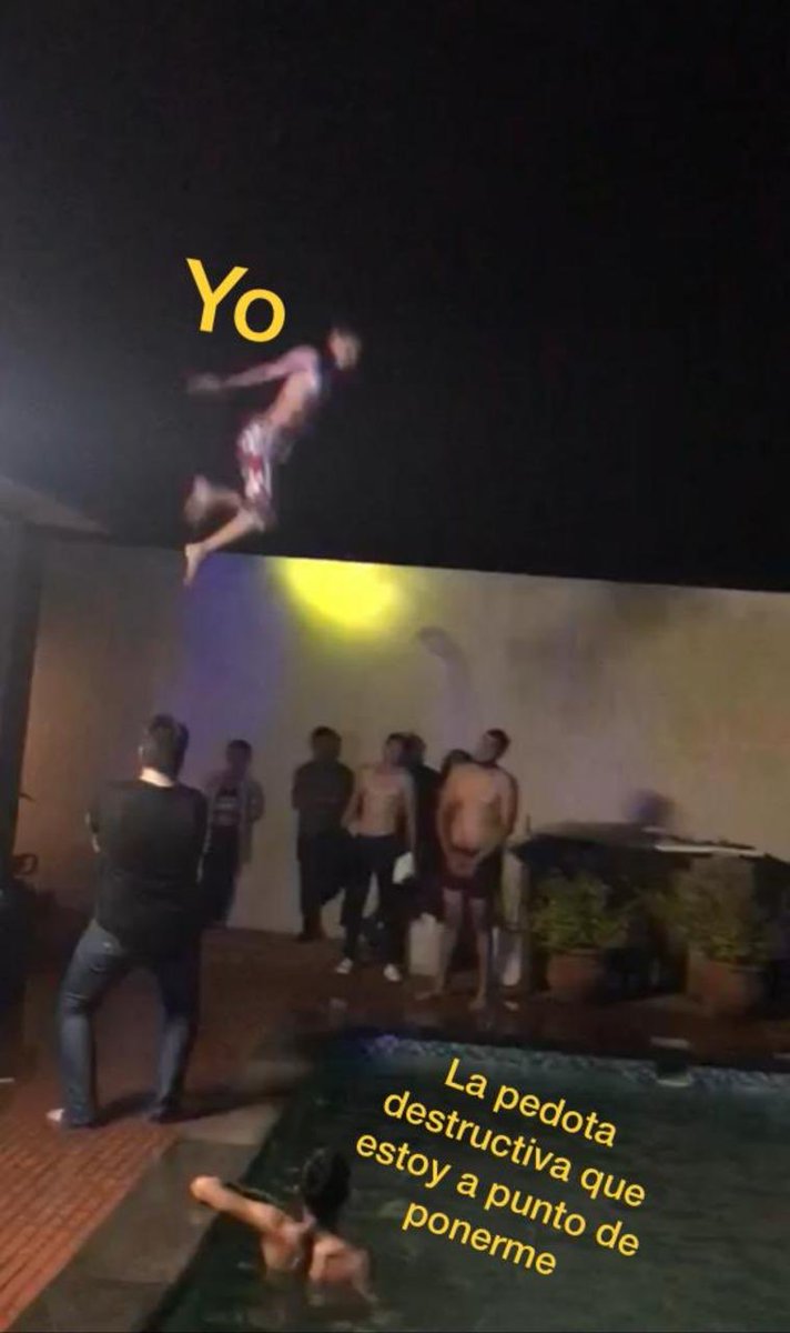 Aladm21's tweet photo. Casi chocó contra el suelo JAJAJAJA https://t.co/DVjQJe9rvb