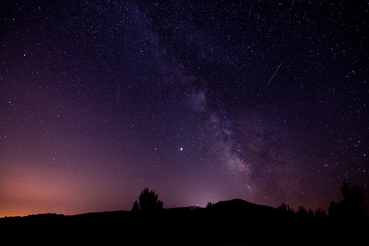 Esparsa10's tweet photo. El jueves me escapé a ver la lluvia de las Perseidas y aunque solo pude coger una con la cámara aproveché para retratar la vía láctea. https://t.co/7cnyEdIKBo