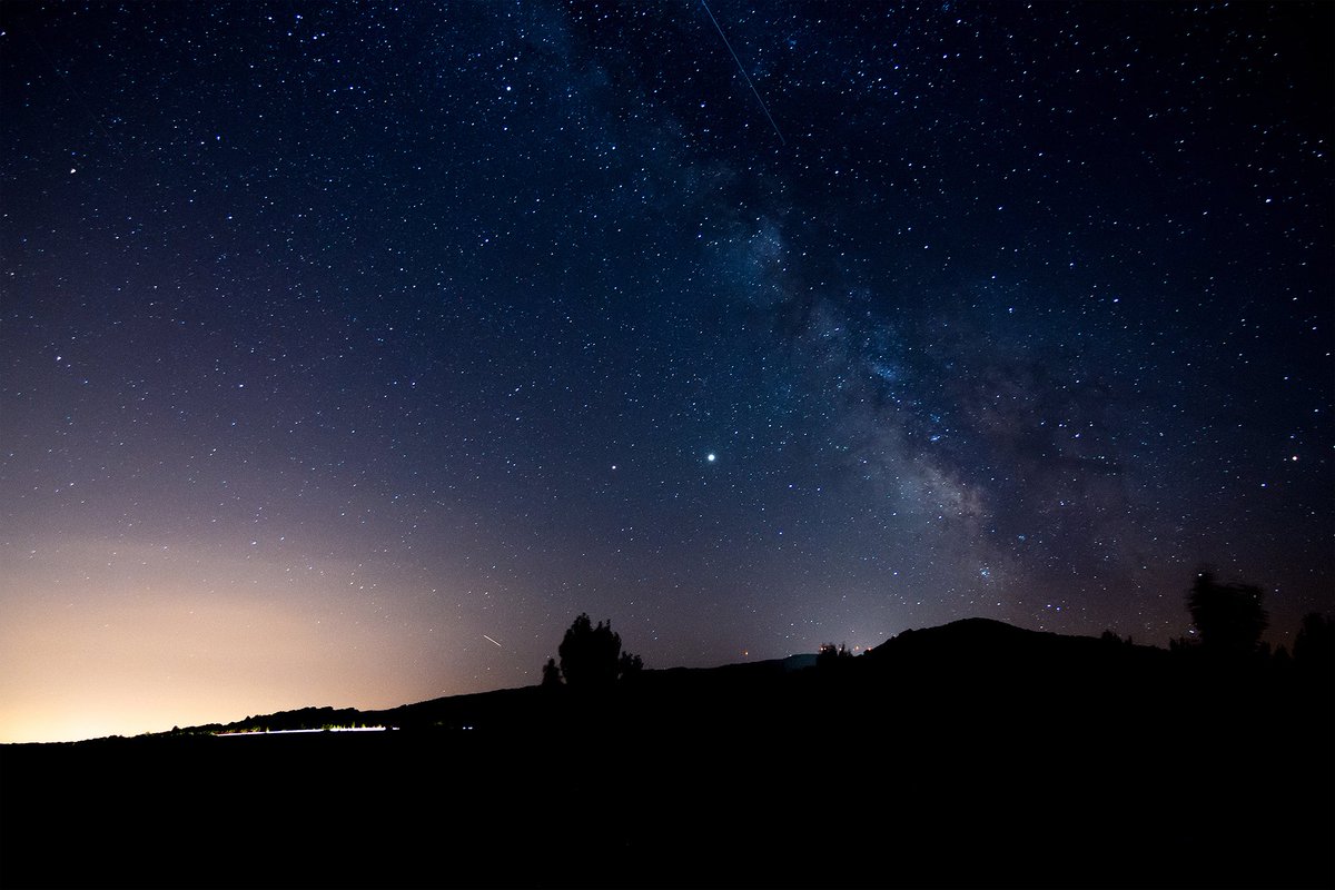 Esparsa10's tweet photo. El jueves me escapé a ver la lluvia de las Perseidas y aunque solo pude coger una con la cámara aproveché para retratar la vía láctea. https://t.co/7cnyEdIKBo