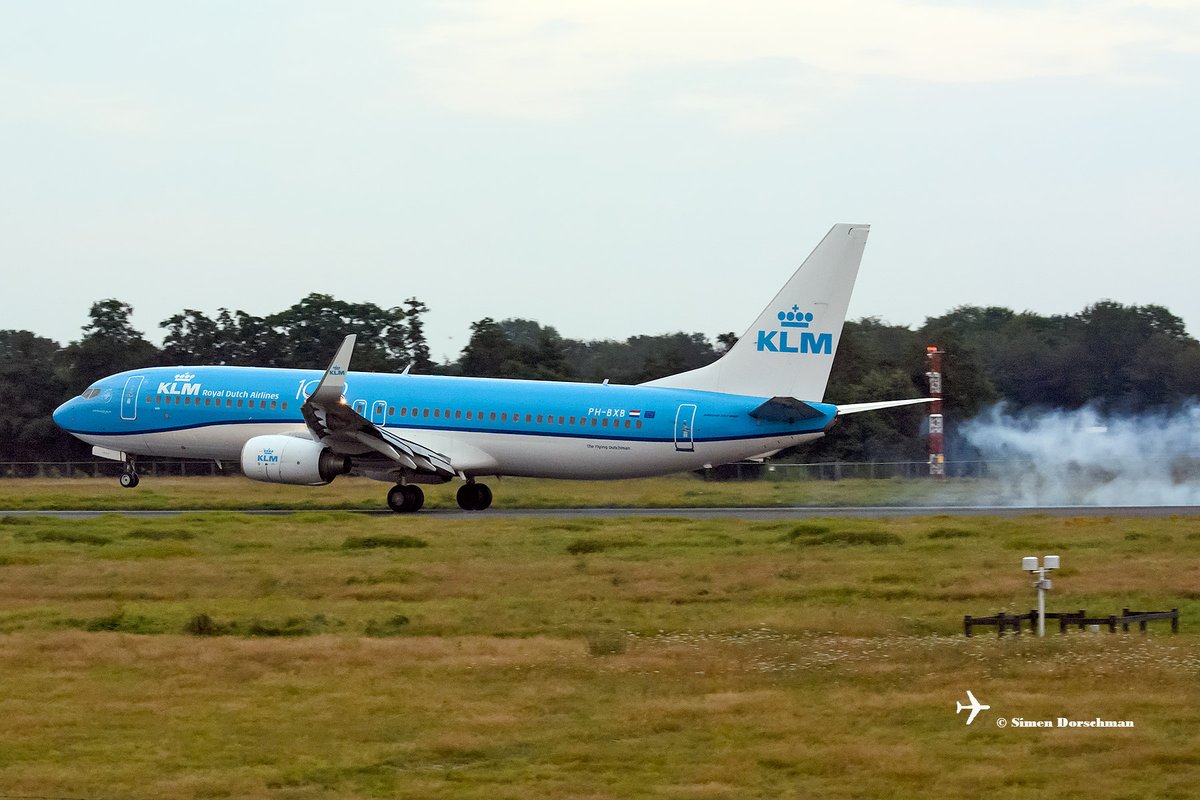 Simentweets's tweet image. Slecht weer op Schiphol ⛈️ . Na drie landingspogingen en running out of fuel KLM Uitwijker op Groningen Airport Eelde. PH-BXB Boeing 737-8K2 - KLM - KLM90A (KLM1604). Kwam van  Rome–Fiumicino International Airport "Leonardo da Vinci"  🇮🇹