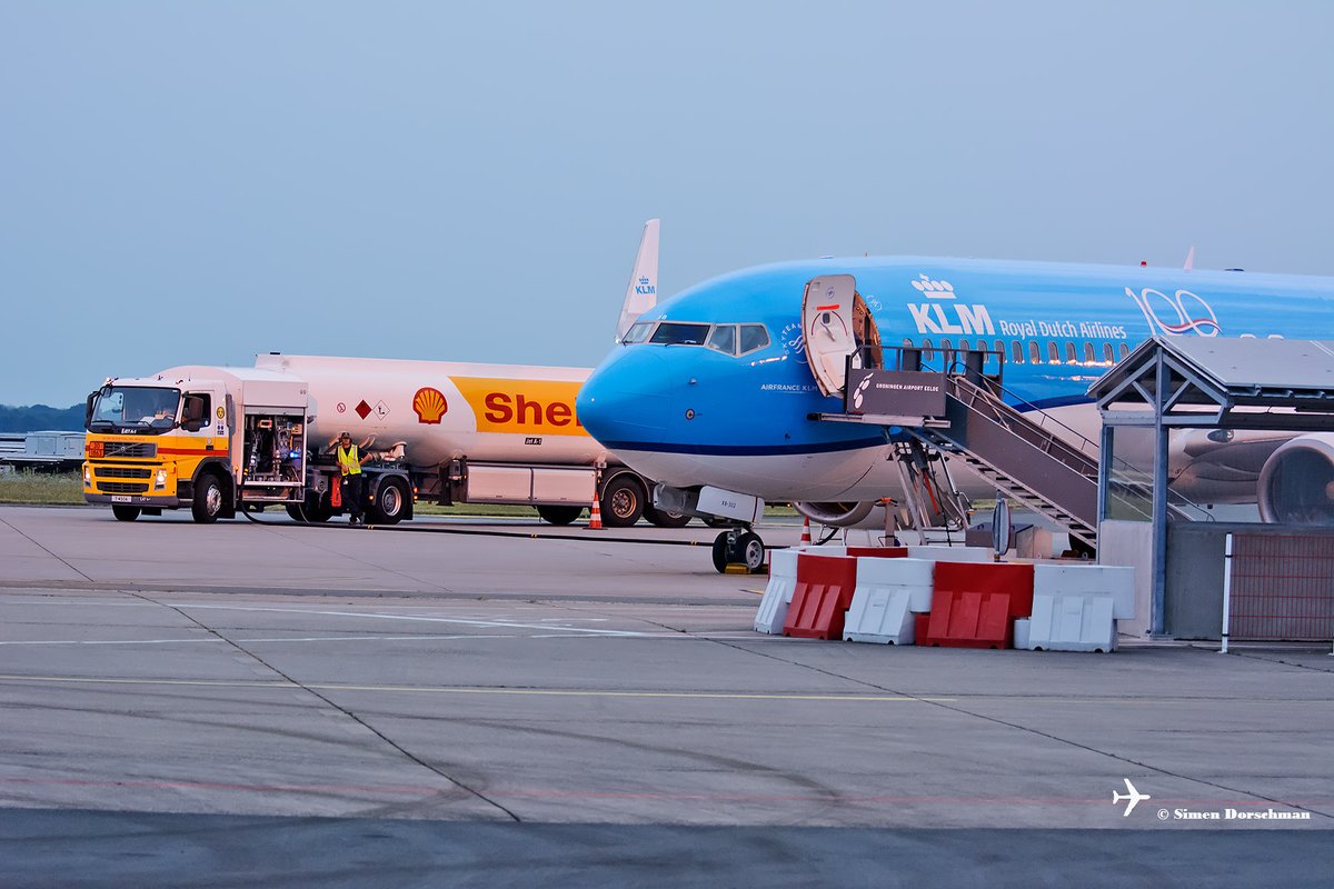 Simentweets's tweet image. Slecht weer op Schiphol ⛈️ . Na drie landingspogingen en running out of fuel KLM Uitwijker op Groningen Airport Eelde. PH-BXB Boeing 737-8K2 - KLM - KLM90A (KLM1604). Kwam van  Rome–Fiumicino International Airport "Leonardo da Vinci"  🇮🇹