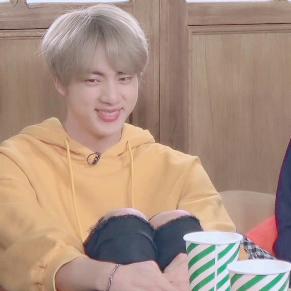 saraam0_0's tweet photo. وقتی ازش تعریف میشه :))))
#RespectBtsJin 
#RespectBtsSuga 
#RespectBtsJhope
#WeLoveYouJimin
@BTS_twt

 BTS IS 7 https://t.co/uWrmzUR9BY