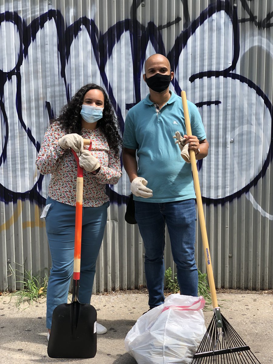 nmdcclub's tweet photo. Our Assemblymember Carmen De La Rosa @CnDelarosa and District Leader Manny De Los Santos @MannyDeLosSanto cleaning up the community with club members! https://t.co/m6IE7WSwFf