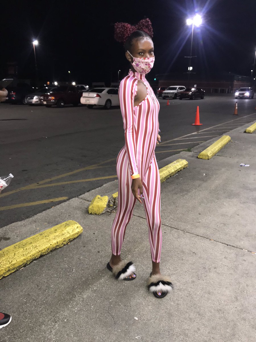 KikiMarieTV's tweet photo. im so tiny💞 #yungbleu #concert #party #candycain #peppermint #slim https://t.co/itpOvAOp1d