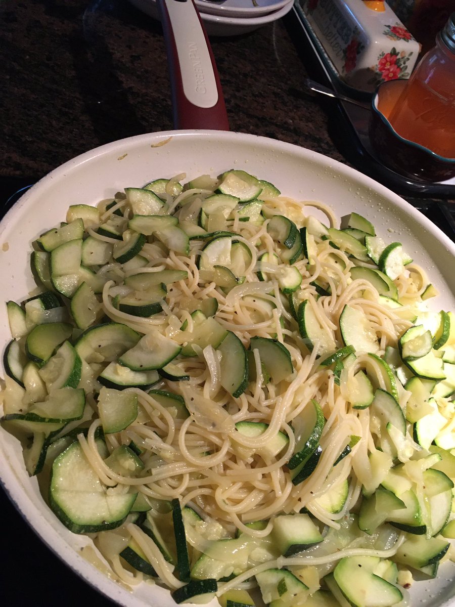 clrfldcdaughtry's tweet image. Freshness rules the day zucchini/onion Olivio sauté w/linguini &amp;amp; parm/Romano dusting! #gardengreens #sotasty @DeannaDaughtry
