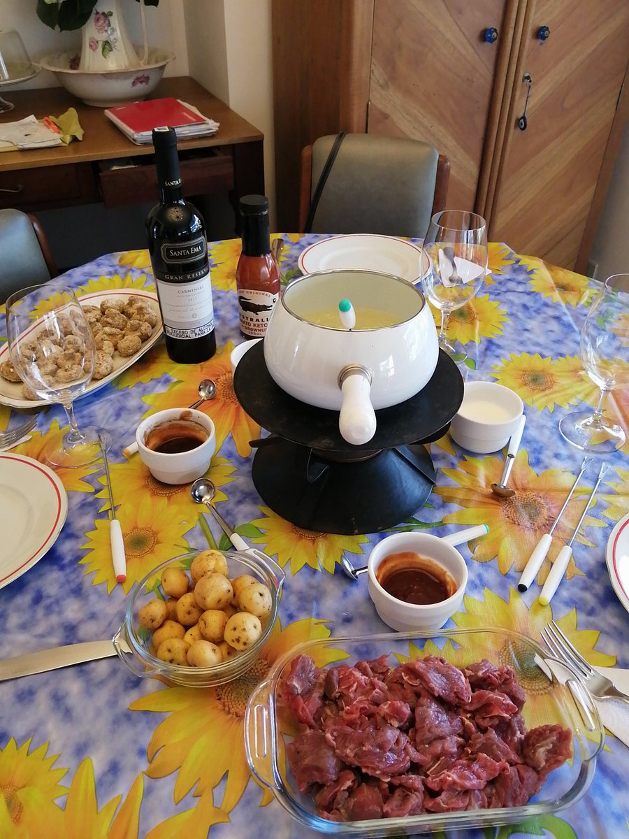 santiagoecheve's tweet photo. Y el almuerzo de hoy:

Fondue de carne, papistas criollas, Champiñones apanados y #SantaEmma 
@Andrea_cc @jomacar19 @ktoarango1 @DionisioHermes @mujerdelvino @Susanadeleonc @_guillermoamigo https://t.co/6Zmkry4LNy